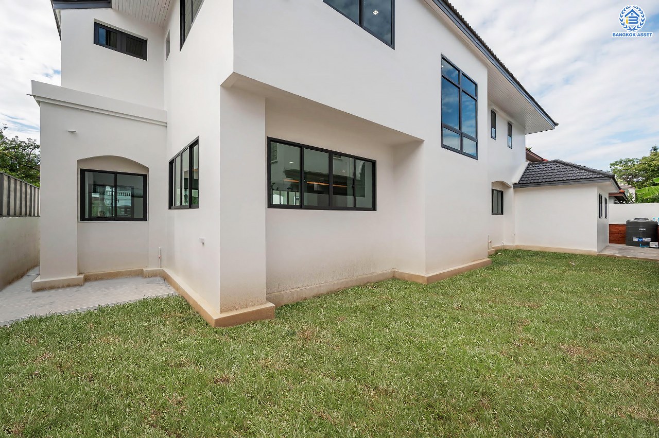 บ้านเดี่ยวฟิลคฤหาสน์มือสองตกแต่งใหม่ แบรนด์ LH ดีไซน์สุดหรูหรา โครงการ ลดาวัลย์ ปิ่นเกล้า เนื้อที่ 178.6 ตร.ว. บนพื้นที่ใช้สอยถึง 651.84 ตร.ม. ฟังก์ชันจัดเต็ม 5 ห้องนอน 7 ห้องน้ำ  1 ห้องแม่บ้าน จอดรถได้ถึง 3 คัน ทำเลศักยภาพติดถนนบรมราชชนนี เชื่อมต่อหลายเส้นทาง ใกล้มหาวิทยาลัยมหิดล และเซ็นทรัลศาลายา